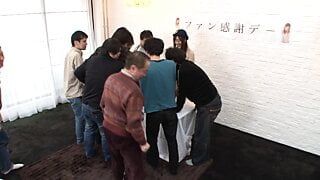 Junge Polizistin rutscht in eine Gangbangparty